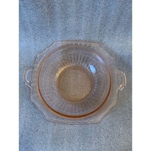 Glass serving bowl in light pink